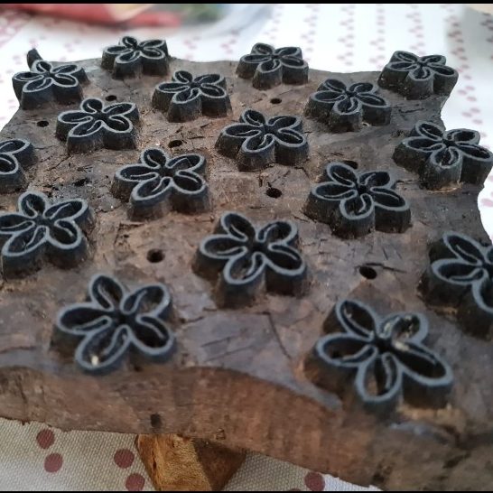 Unsere Logo-Blüte zum Bedrucken der Innenfutter Holzstempel mit 16 Blütenmotiv-Reliefs der Frangipani-Blüte.